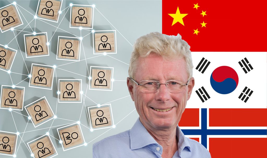 Portrettfoto av mann på en bakgrunn av kinesiske, Sør-Koreanse og Norske flagg og en illustrasjon av et nettverk.