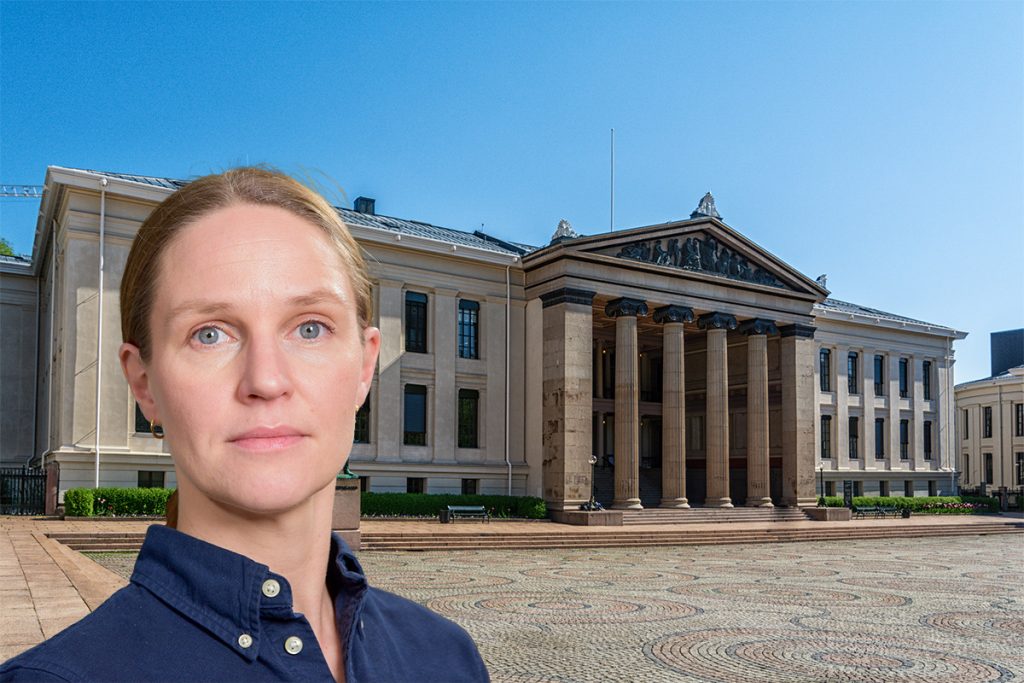 Portrettfoto av en kvinne, på en bakgrunn med bilde av universitetet i Oslo på Karl Johans gate.